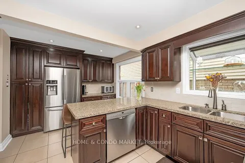74 Rosebud Avenue, Brampton, ON L6X 2W5