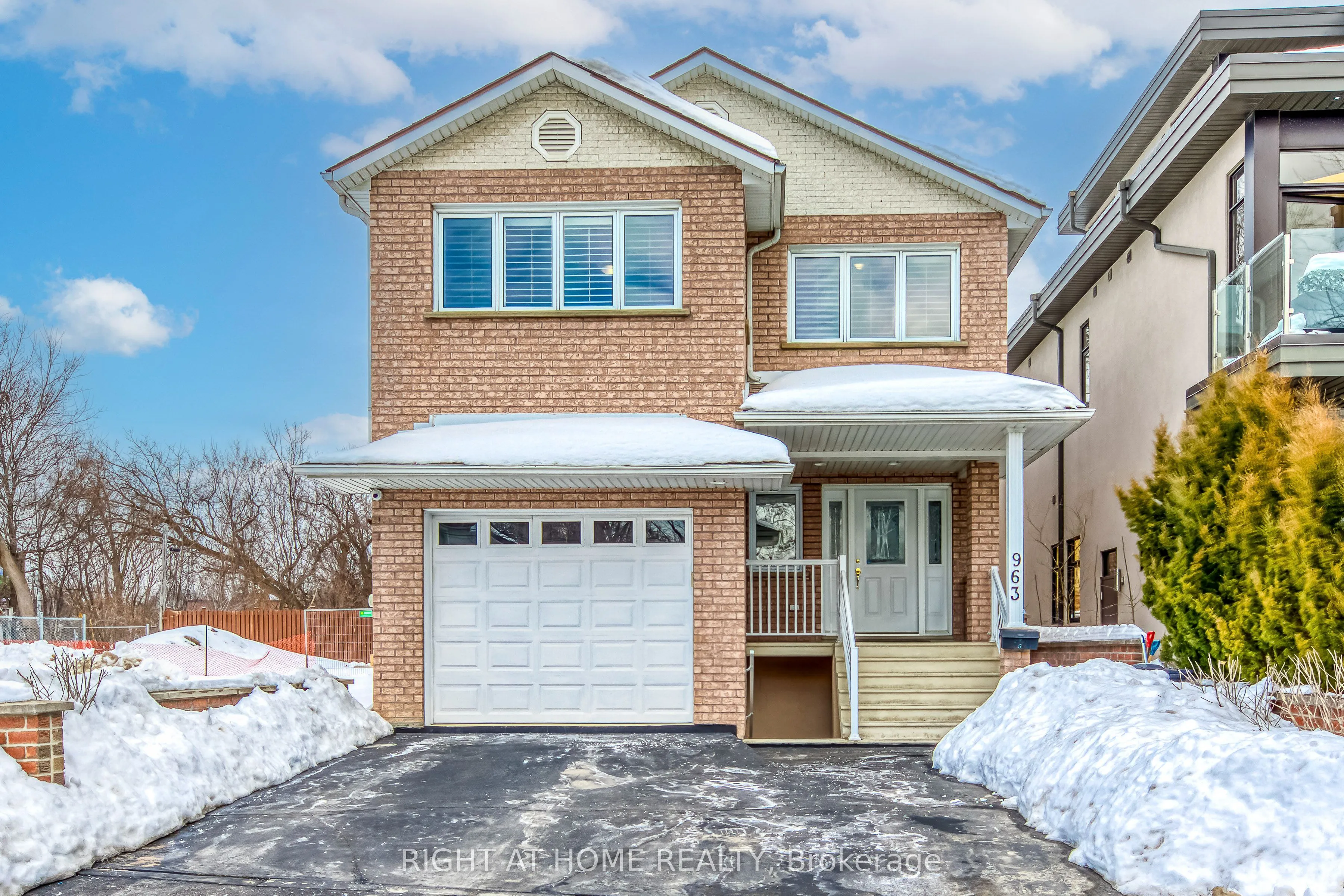 963 Hampton Crescent, ON L5G 4G7