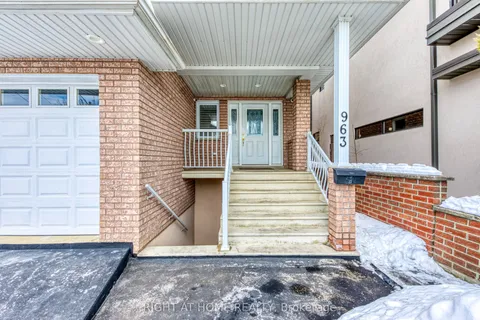 963 Hampton Crescent, ON L5G 4G7
