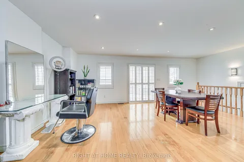 963 Hampton Crescent, ON L5G 4G7
