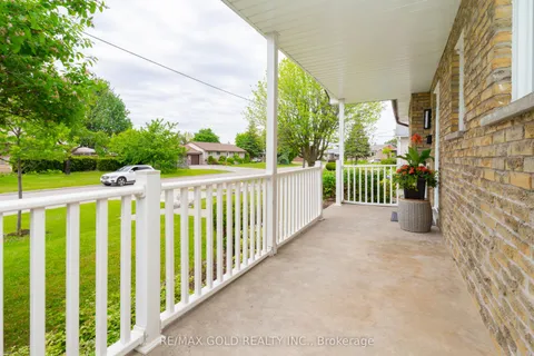 22 Carlyle Crescent, ON L6W 2Z1