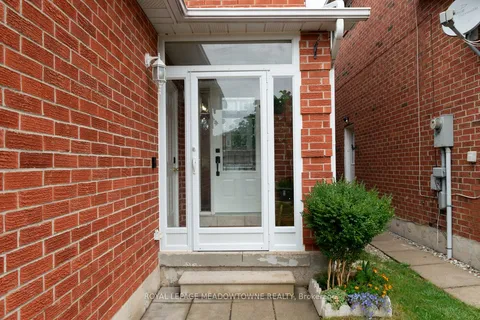 32 Clarridge Court, ON L6X 3N5