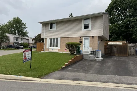 4 Hardcastle Court, ON L6S 2A9