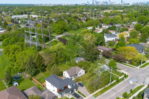 1228 Haig Boulevard, ON L5E 2M7