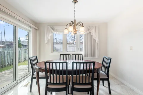 4334 Lee Drive, Mississauga, ON L4W 4A8