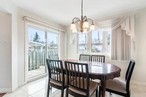 4334 Lee Drive, Mississauga, ON L4W 4A8