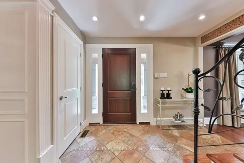 1293 Greenoaks Drive, ON L5J 3A1