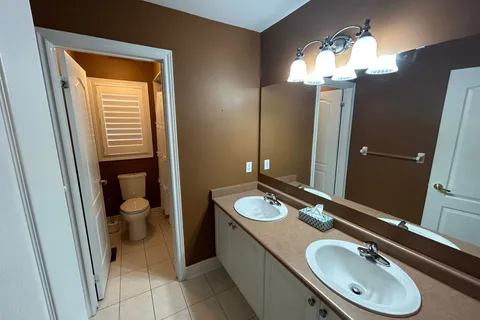128 Mount Royal Circle, ON L6P 1W4
