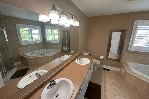 128 Mount Royal Circle, ON L6P 1W4
