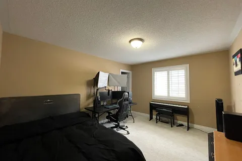 128 Mount Royal Circle, ON L6P 1W4