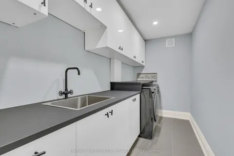 29 Leland Avenue, ON M8Z 2X6