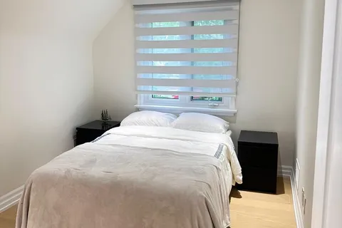 32 Edwalter Avenue, ON M8Y 1Z3