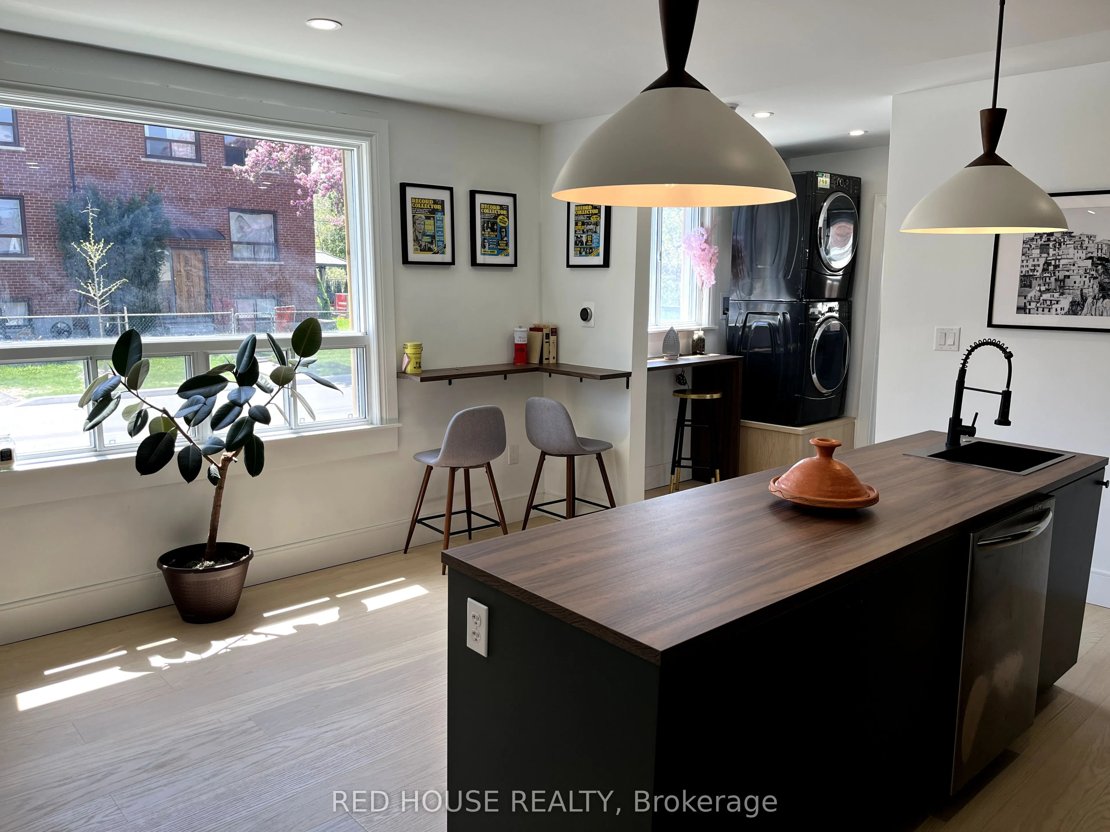 2 Hilldale Road, ON M6N 3Y2