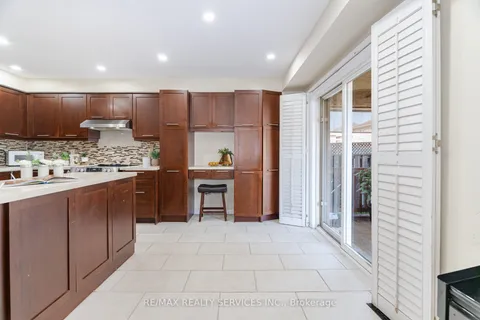 21 Queen Mary Drive, Brampton, ON L7A 1X7