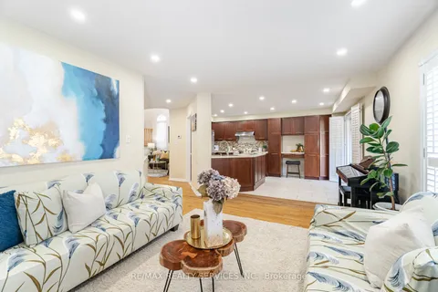 21 Queen Mary Drive, Brampton, ON L7A 1X7