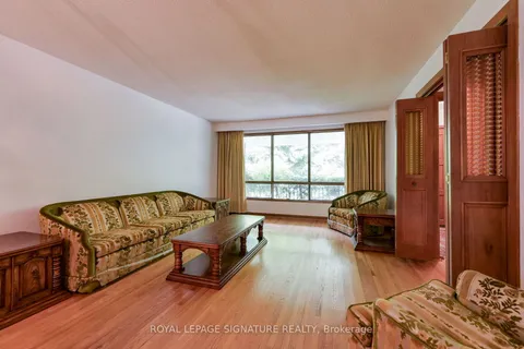 172 Glenview Drive, ON L5G 4N2