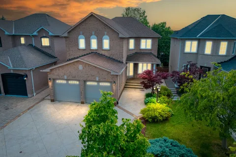 6356 Newcombe Drive, Mississauga, ON L5V 2G5