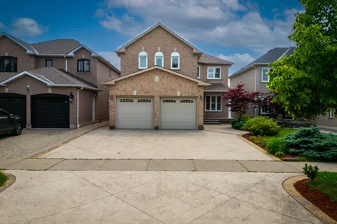 6356 Newcombe Drive, Mississauga, ON L5V 2G5
