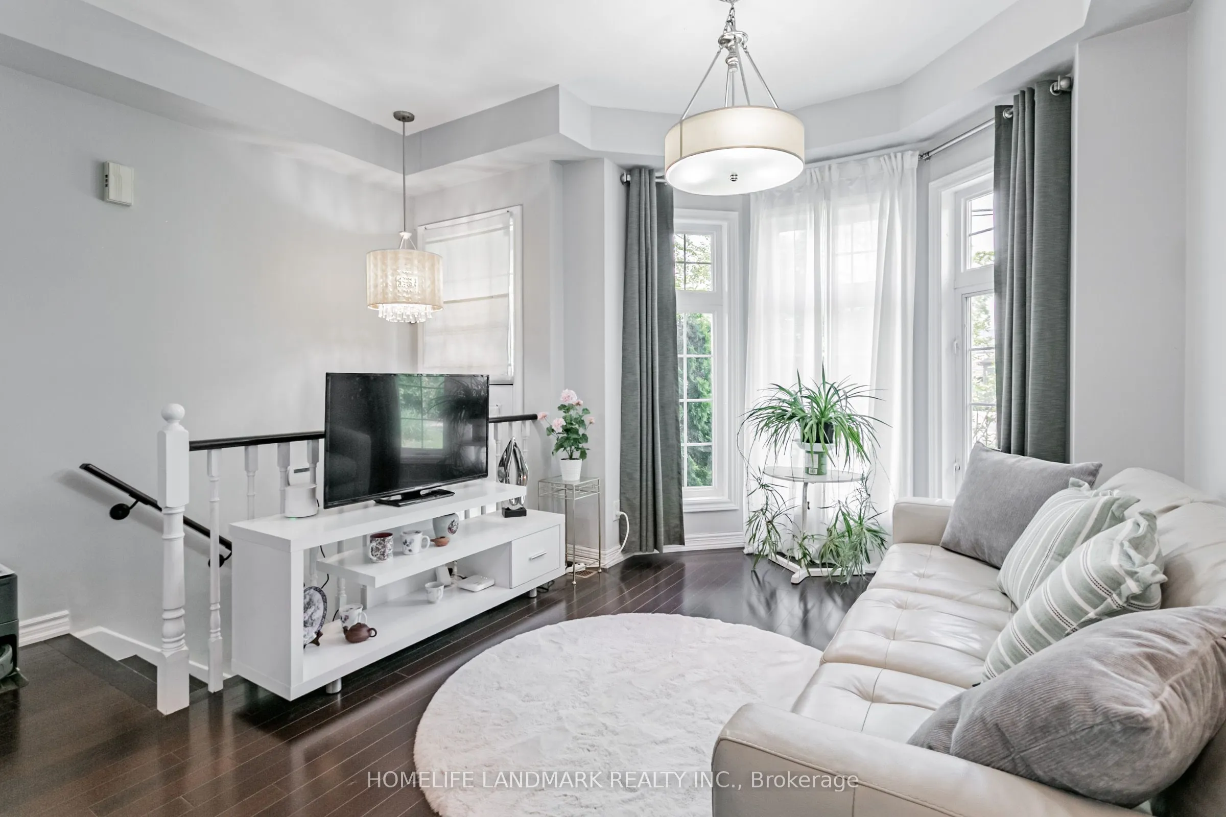 523B Royal York Road, ON M8Y 2S5