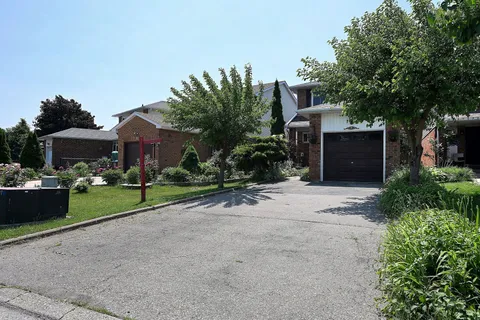 8 Stephensen Court, ON L6V 3X8