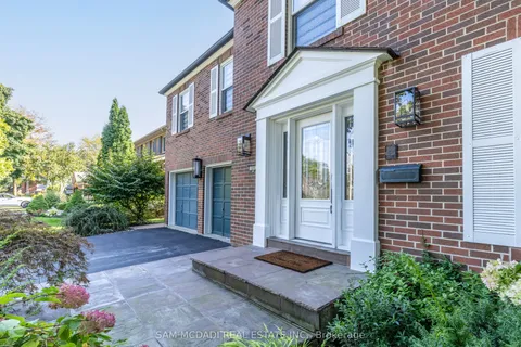 1882 Sherwood Forrest Circle, ON L5K 2E7