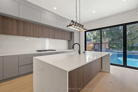 1610 Kenmuir Avenue, ON L5G 4B5