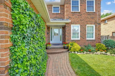 2289 Beejay Court, ON L5M 2N9