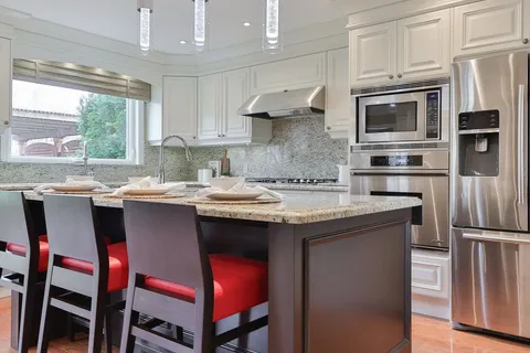 2289 Beejay Court, ON L5M 2N9