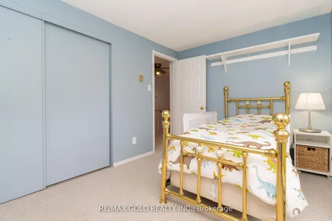 16 Gatsby Square, ON L6S 2H4