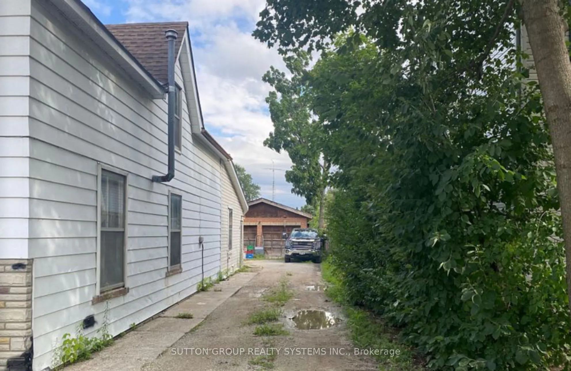 392 Pearl Street, ON L9T 1M8