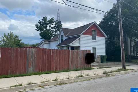 392 Pearl Street, ON L9T 1M8