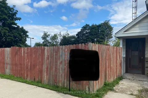 392 Pearl Street, ON L9T 1M8