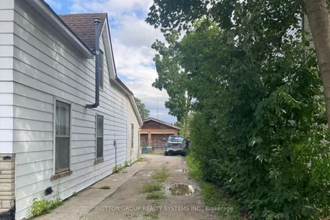 392 Pearl Street, ON L9T 1M8