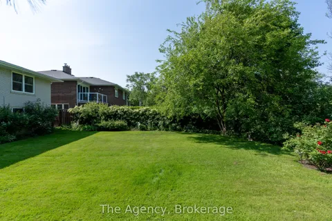 30 Deanewood Crescent, Toronto, ON M9B 3A9