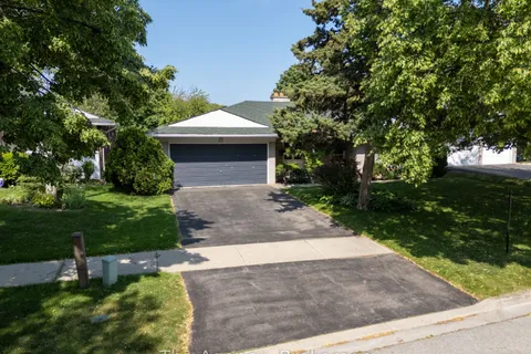 30 Deanewood Crescent, Toronto, ON M9B 3A9