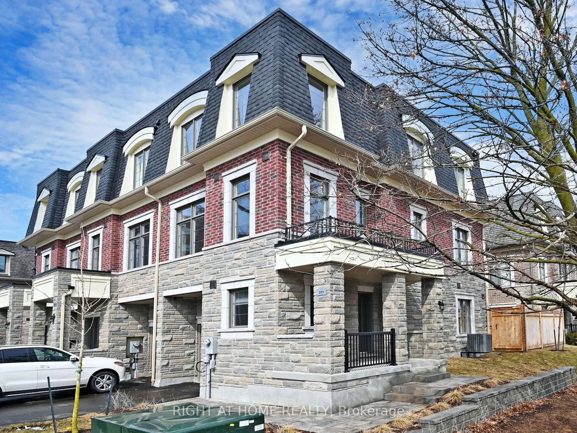211 Wyndham Street, ON L5M 2S5