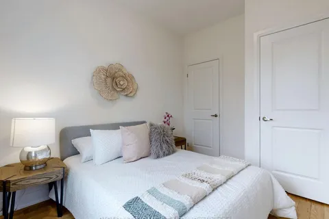 211 Wyndham Street, ON L5M 2S5