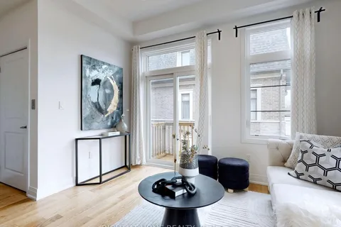 211 Wyndham Street, ON L5M 2S5