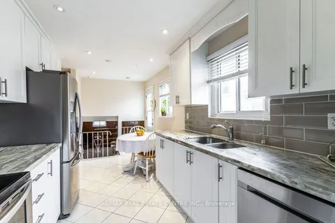 368 Lara Woods N/A, ON L5A 3A9