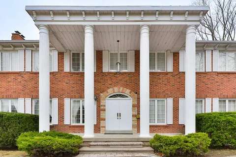 2390 Mississauga Road, ON L5H 2L1