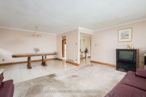 28 Whitfield Avenue, ON M9L 1G3