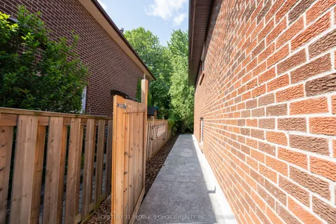 23 Wadsworth Circle, ON L6Z 1W6