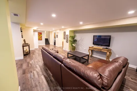 23 Wadsworth Circle, ON L6Z 1W6