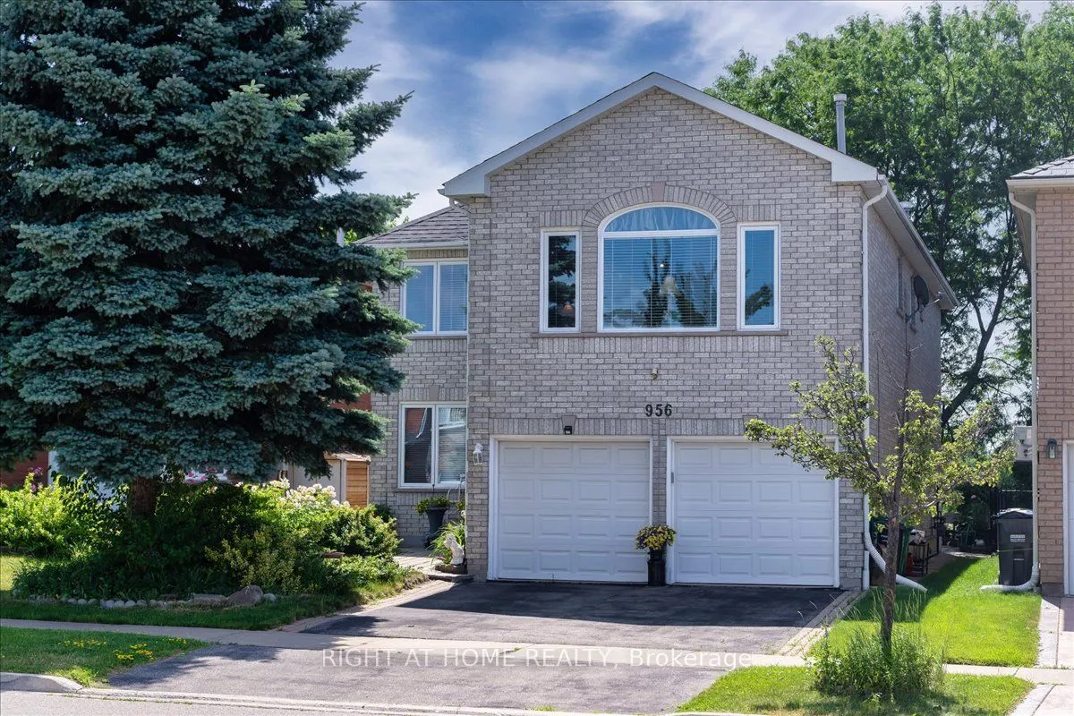 956 Winterton Way, ON L5V 1M6