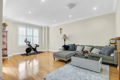 20 Herzberg Gardens, ON M3J 3P4