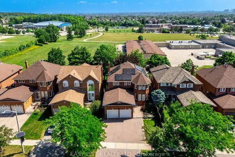 5275 Thornwood Drive, ON L4Z 3J3