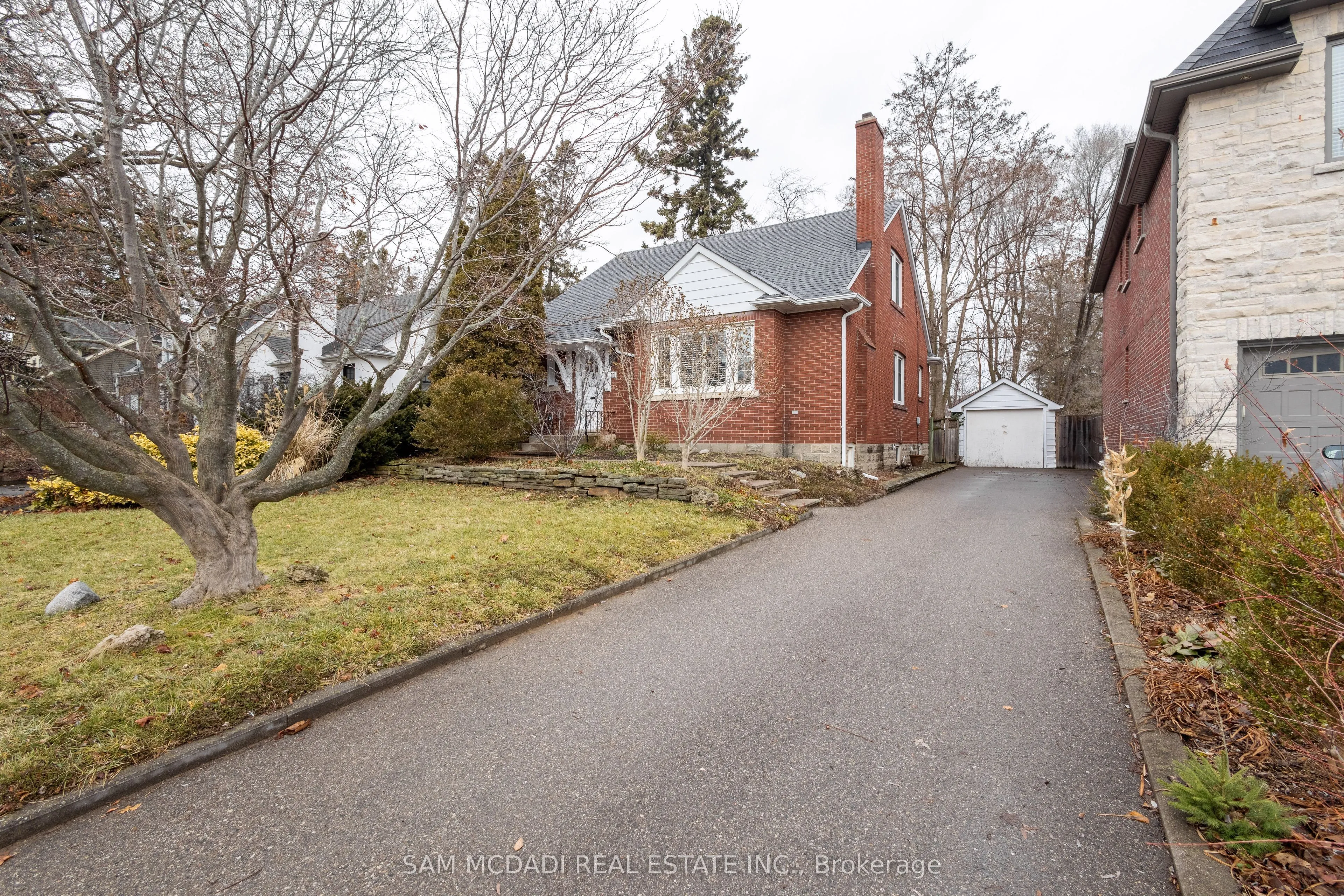 11 Brant Avenue, ON L5G 3N9