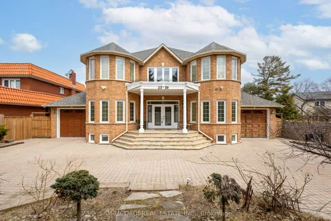 2339 Glengarry Road, ON L5C 1Y1