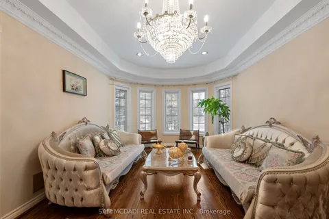 2339 Glengarry Road, ON L5C 1Y1