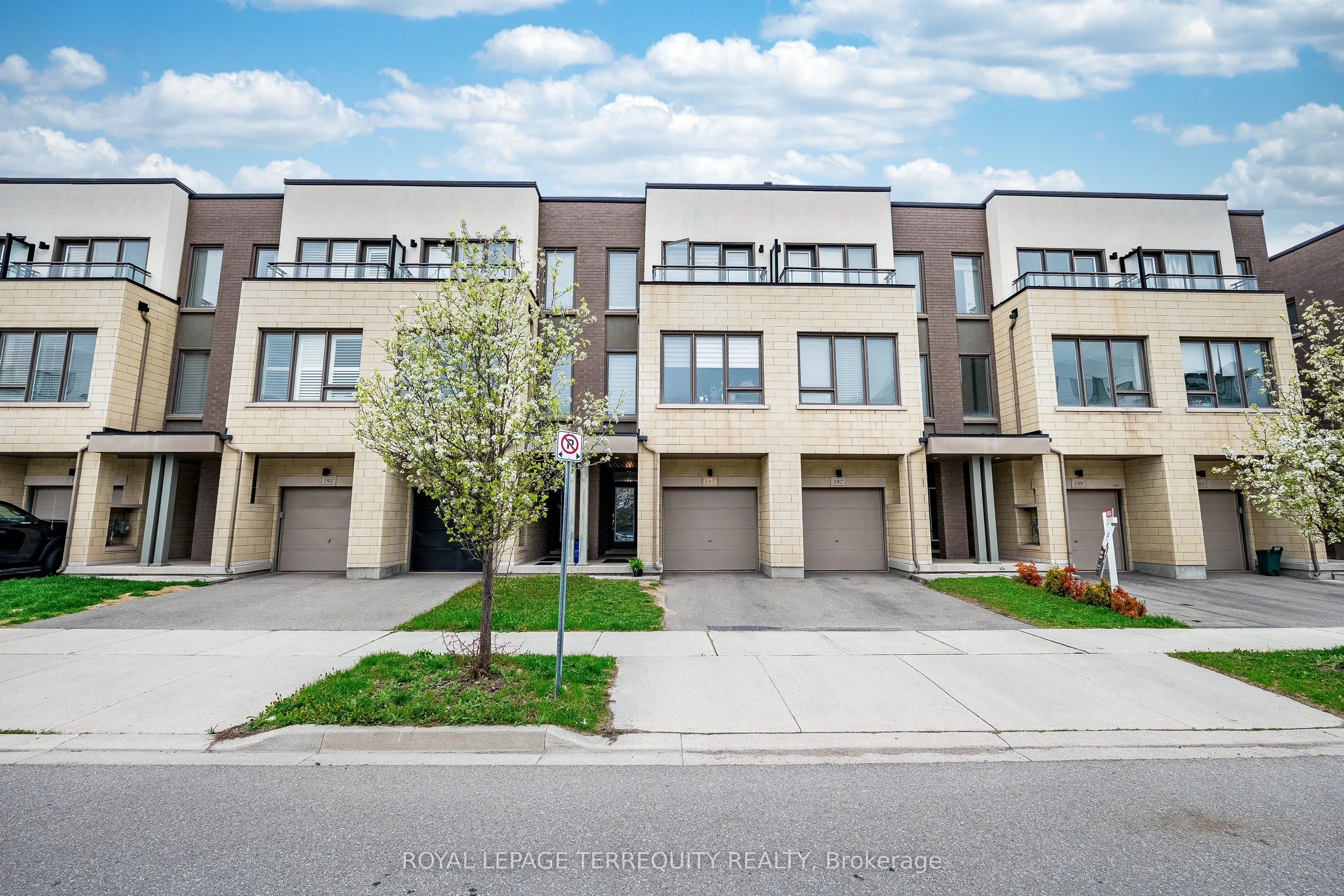 195 Sabina Drive, ON L6H 0L4